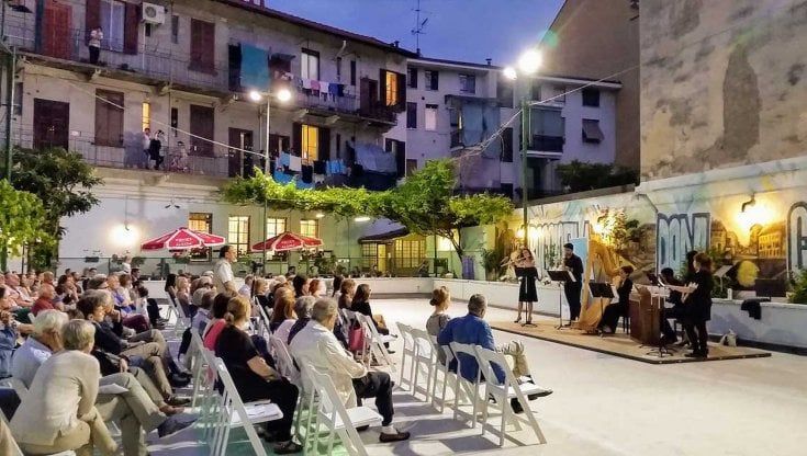 Milano, l’opera in cortile rivitalizza il quartiere: l'Elisir d'amore in scena tra le case popolari di via Saint Bon 