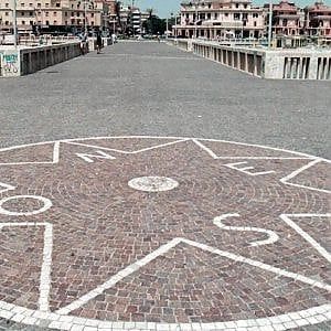 Roma, prestanomi e taniche di benzina: le mani dei clan sulle attività di Ostia