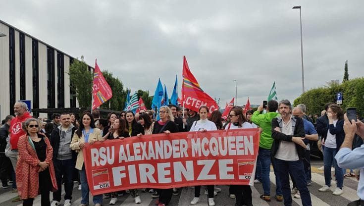 In mille al corteo contro i licenziamenti alla Alexander McQueen. I sindacati: “Vogliamo garanzie”