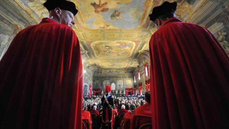 Anno giudiziario a Napoli, protesta dei magistrati: via dall’aula e Costituzione mostrata a Nordio