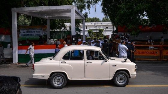Peugeot prepara il rilancio della Ambassador, il simbolo dell'India su quattro ruote