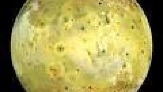 La sonda Juno fotografa un vulcano in eruzione su Io, la luna di Giove