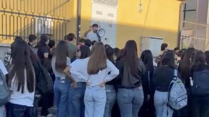 Cellulari “sequestrati” a Niscemi, rivolta al liceo: “Datelo per la pausa”