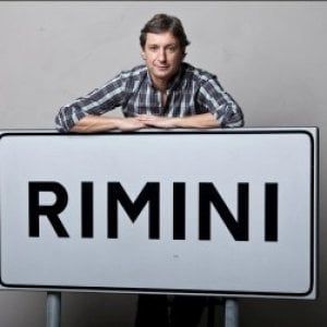 Rimini, il sindaco difende un artista di strada dalle vigilesse: indagato