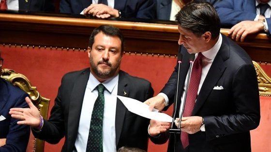 Scambio di colpi Conte-Salvini: "Chiarisca sui fondi russi". E il leghista: "Problemi sui conflitti di interessi?" 