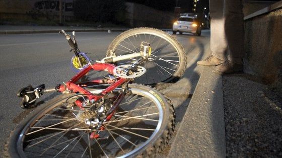 Bergamo, auto travolge due ciclisti: muoiono un 60enne e un ragazzo di 16 anni