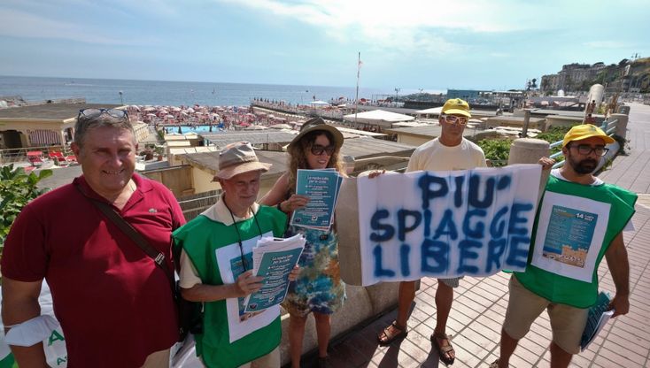 Genova, sul lungomare di corso Italia la protesta per chiedere "più spiagge libere"