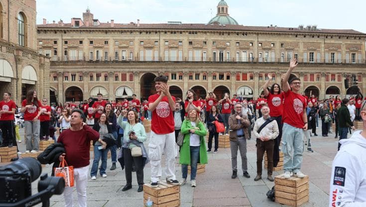 Campi sportivi, tablet e sportelli d’aiuto: le richieste dei ragazzi allo speakers’ corner in piazza