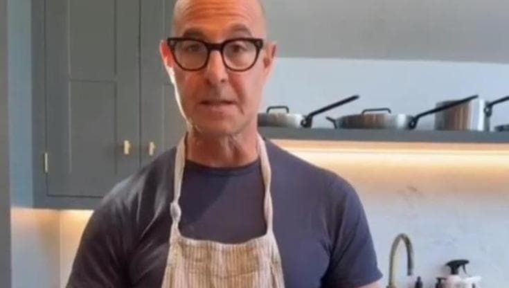 Stanley Tucci presenta la sua pasta alla puttanesca: "Qualcuno avrà sicuramente da ridire"