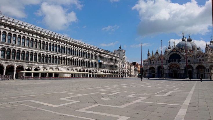 Gli ombrelloni in piazza San Marco. E Venezia si divide 