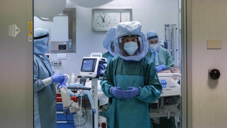 Omicron 2, la variante Covid più infettiva della precedente: responsabile del 58% dei nuovi contagi