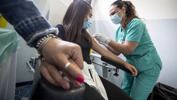 Vaccini Lazio, in cerca di 270mila  dosi di Pfizer e Moderna. La road map della Regione dopo il blocco di AstraZeneca 