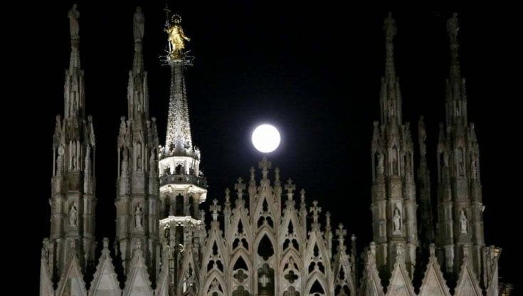 Sale sulla Madonnina del Duomo per scattarsi selfie e fare un video: climber 33enne indagato per procurato allarme