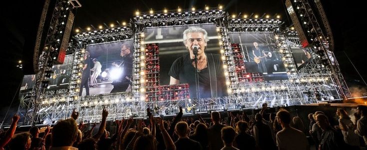 Ligabue riparte da Bari, il tour negli stadi nel segno del rock: "Ogni volta è il primo concerto"