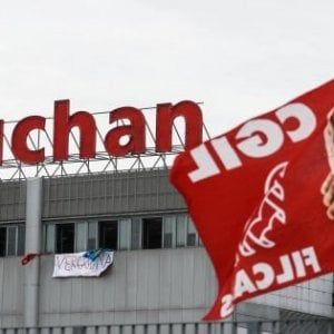 Napoli, vertenza Auchan: nel nuovo iper ci sarà lavoro solo per 70 dipendenti