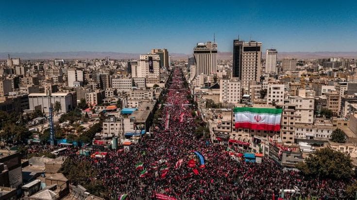 Iran, attacchi incrociati: “Può durare un mese”. Tumulato l’ayatollah Khamenei
