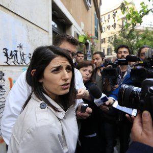 Comunali, Raggi contro il Pd: "Chi è di sinistra esca e fondi nuovo partito"