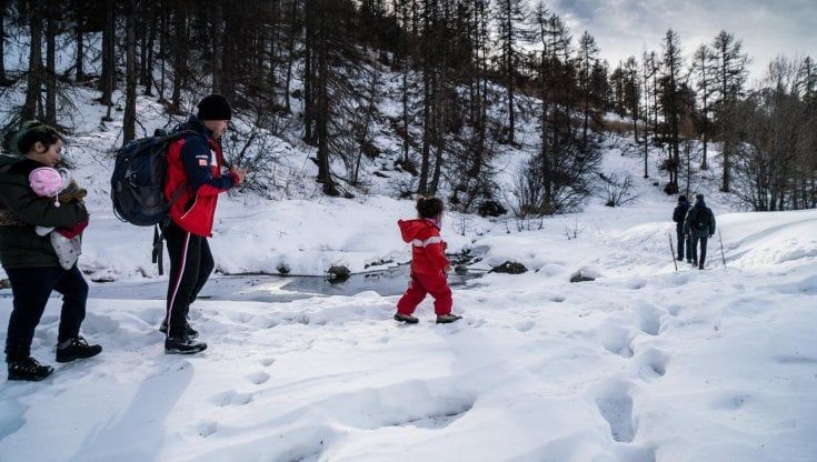 La rotta alpina dei migranti, i bambini nella neve verso il confine francese 