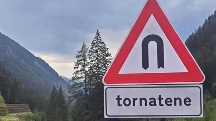 “Tornatene”: sulle Dolomiti il cartello stradale modificato contro l'overtourism