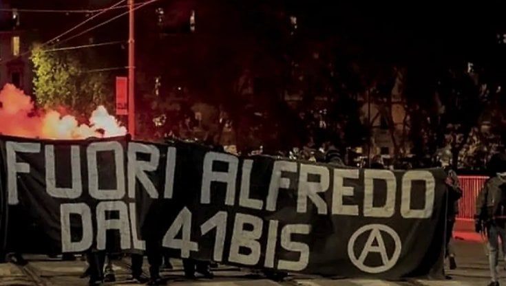 La protesta di Alfredo Cospito, l'anarchico al 41 bis che non ha ucciso nessuno 