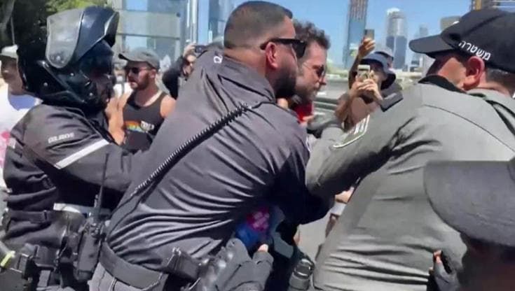 Israele, sciopero generale contro Netanyahu: i manifestanti cercano di bloccare l'autostrada, interviene la polizia