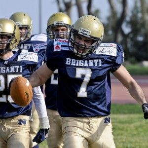 Briganti, vittoria thrilling, primo hurr&agrave; sui Warriors. Spettacolo al Virgiliano e che tifo il Consolato Usa