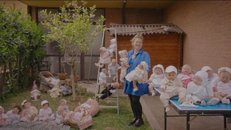 Reborn, un documentario racconta la comunità di fan delle bambole che sembrano veri bambini. “Colmano una solitudine interiore”