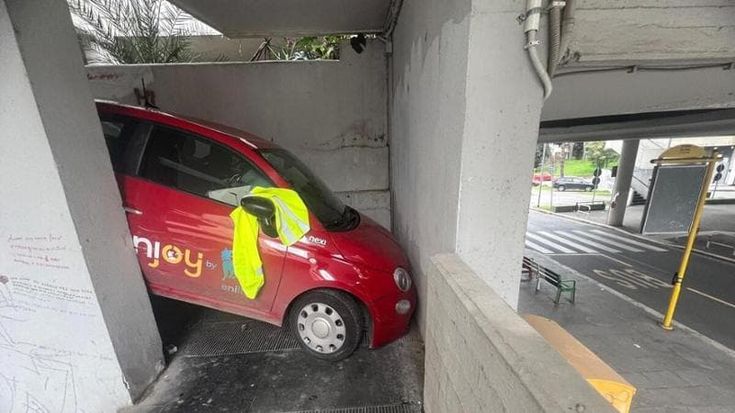 Enjoy, il lento addio del car sharing a Roma: auto rubate, cannibalizzate e roghi anarchici