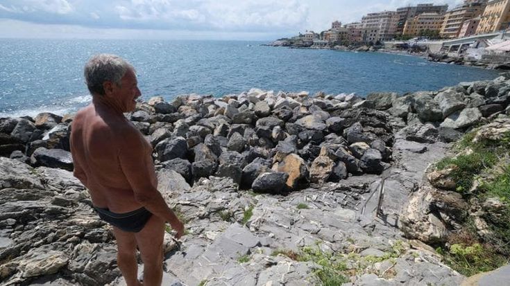 Quinto, sparisce l’accesso al mare: “Oggi i massi, domani la piscina”