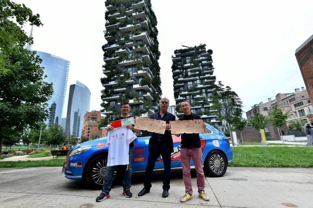 Il giro del mondo in 80 giorni, ma il viaggio è green: tappa al Bosco Verticale 