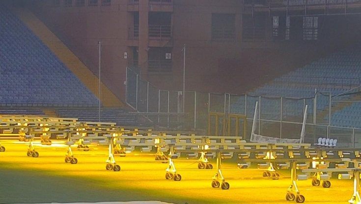 Genova, luci a Marassi, stadio acceso di giorno: “Costi alti ma serve all’erba appena seminata” 