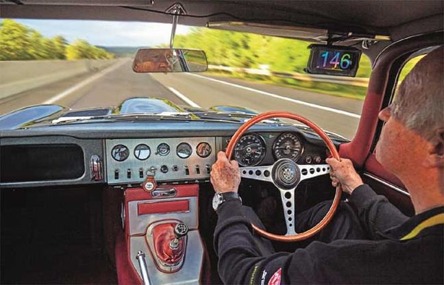 Sfrecciare a 250 km/h con una Jaguar E-Type del 1961