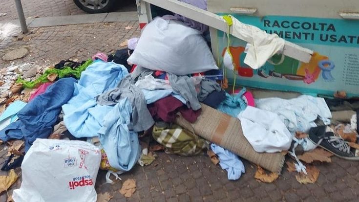 Vomero, via i contenitori degli indumenti usati: troppe vandalizzazioni