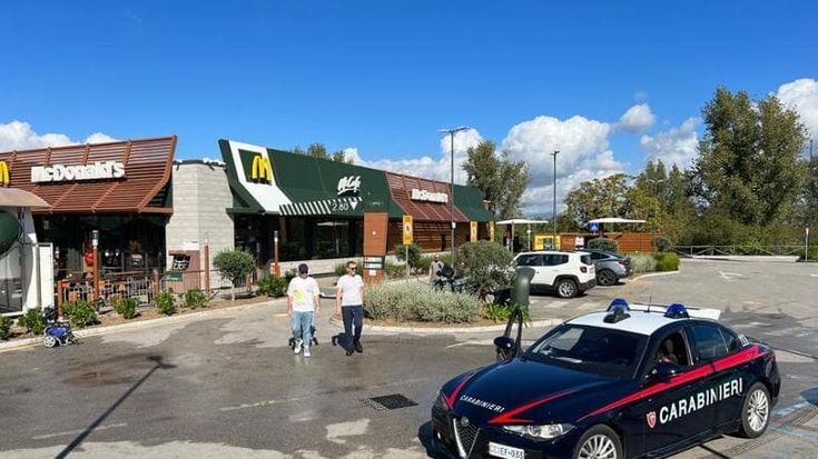 Sant’Anastasia, far west al Mc Donald’s per auto che salta la fila: arrestati padre e figlio, grave 23enne
