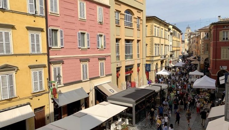 Colori e profumi in via Farini: torna la Festa dei Fiori in centro storico