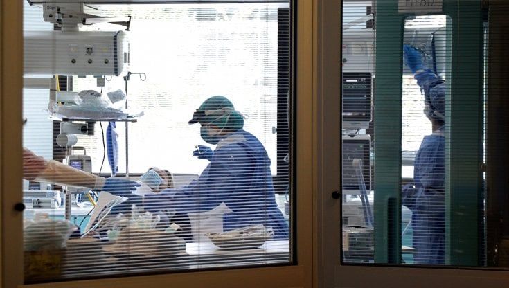 Coronavirus, ricoverati in lieve aumento ma calano le vittime: 11 nelle ultime ventiquattr'ore