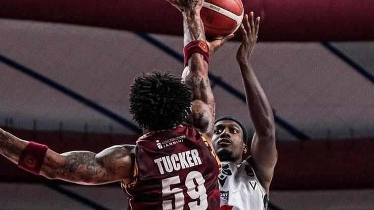 La Virtus vince a Venezia e raggiunge Milano in finale