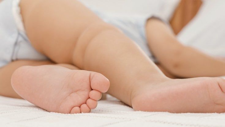 Neonato di 20 giorni morto dissanguato. "Lo hanno circonciso in casa". Indagata la madre