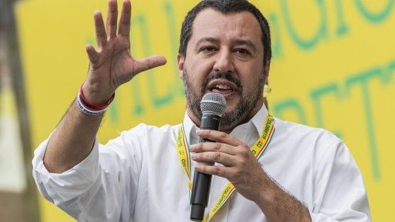 Migranti, Salvini vuole chiudere gli aeroporti. Gaffe di Di Maio sul patto di Dublino