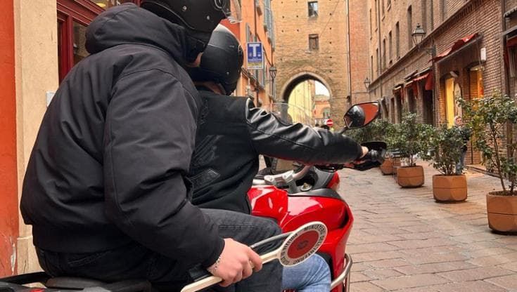 Bologna, preso un ladro di collanine d’oro e portafogli: rapinava i passanti in centro