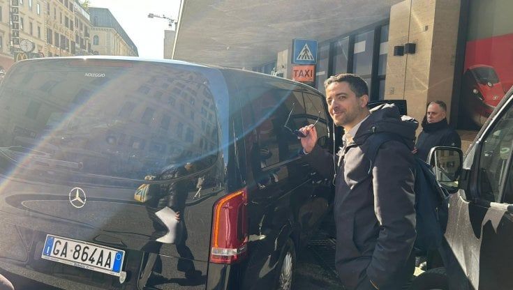 La prima segreteria del Pd a Riano, Schlein: "Una grande campagna sul diritto alla casa". Il viaggio in pulmino cantando Bella ciao