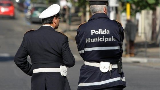 Palermo, auto finisce contro le barriere del tram: due feriti e corse interrotte