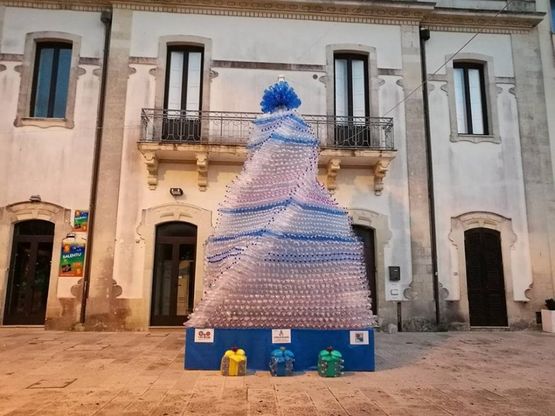 Otranto, l'albero di Natale con 4mila bottiglie di plastica