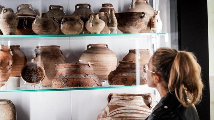 Una biblioteca di vasi per raccontare gli Egizi attraverso la terracotta