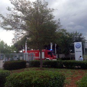 Brindisi, incendio nella concessionaria della Volkswagen: distrutte sei auto