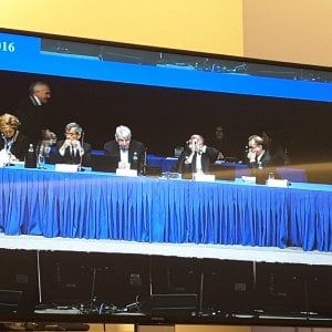 Vicenza, la rabbia dei soci che aspettano i rimborsi si scarica su Iorio