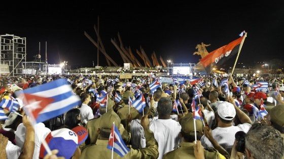 Cuba, ultimo omaggio a Fidel Castro. Raúl: "Difenderemo il socialismo, sì se puede"