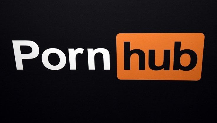 California, 34 donne fanno causa a Pornhub: avrebbe messo online video in cui subiscono violenze sessuali