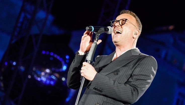 Gigi D’Alessio show, tra canzoni e mozzarelle