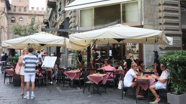 Emergenza carovita, dal caffè alle tagliatelle chi rincara e chi resiste nei locali di Bologna